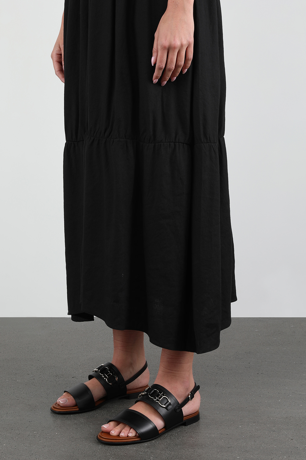 תמונת כל הלוק של סנדלים שחורים עם אלמנט מטאלי